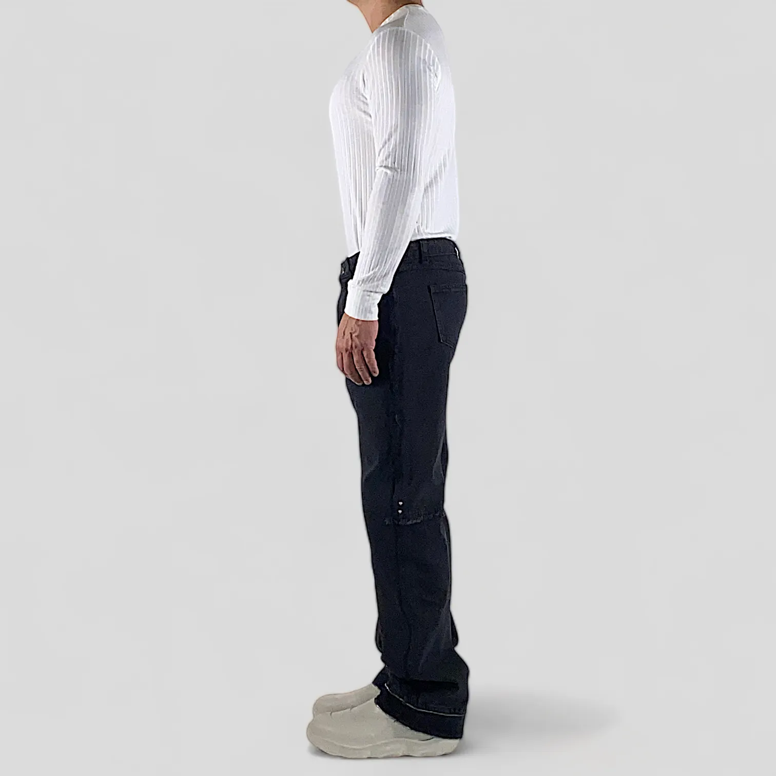 Relax fit deconstructed jeans with zipper cuff